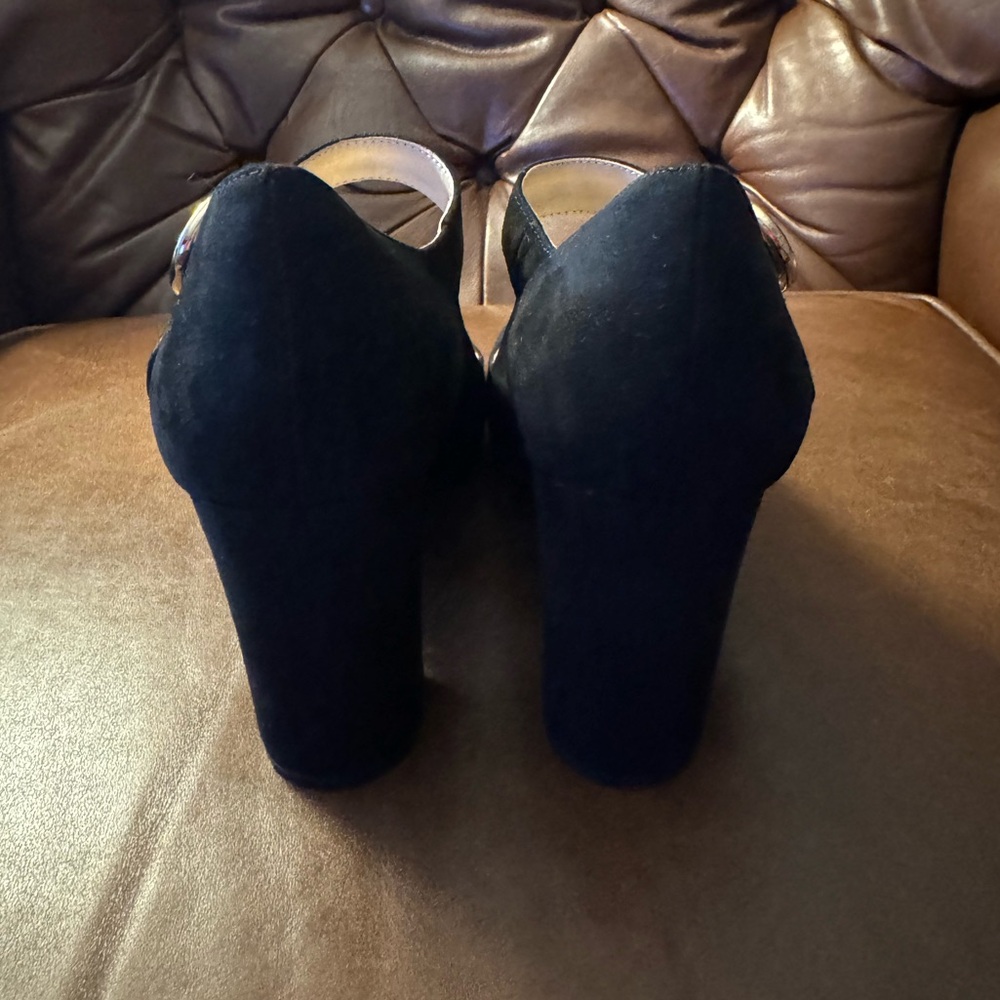 Liz Claiborne Black Faux Suede Heels Size 8 - Picture 4 of 5
